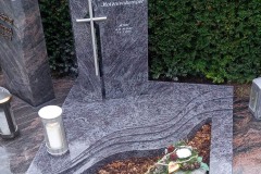Benteler, Urnendoppelgrab Grabstein mit Kreuz, Laterne, Abdeckplsatte und EInfassung