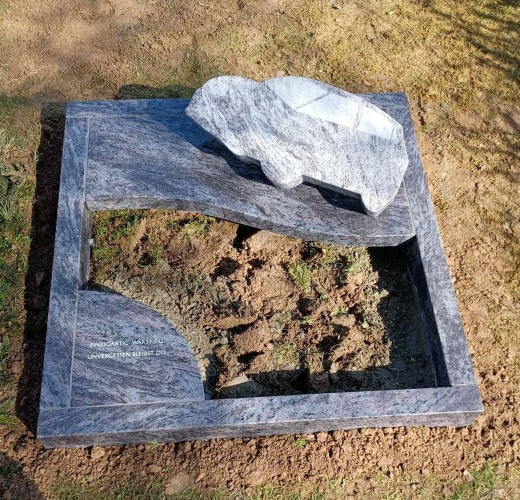 Blomberg, Urnengrab mit Liegestein, Abdeckplatten und Einfassung