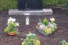 Eikeloh, Grabstein mit Edelstahlkreuz und Laterne