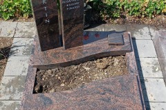 Erwitte, Urnengrab mit Versenkvase, Abdeckplatten und Einfassung