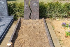 Hagen, Grabstein mit Ornament, Laterne und Einfassung