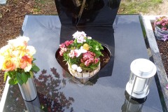 Harsewinkel, Grabstei mit Kreuz Ornament, Laterne, Vase und Teilabdeckung
