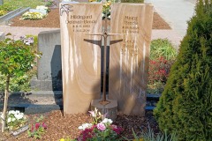 Herzfeld, Grabstein mit Brozekreuz, Taube
