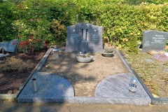 Mahnen, Grabstein mit Kreuz, Porzelanfoto, Laterne, Vase,Abdeckplatten und Einfassung