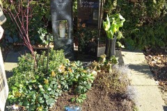Mecklenbeck, Grabstein mit Foto, Engel, Laterne und Vase