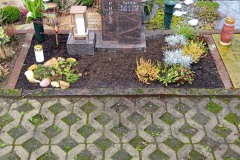 Sythen, Urnendoppelgrab Denkmal mit Ornament, Laterne und Einfassung