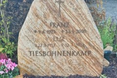 Avenwedde-Doppelgrab-Bronzeschrift-mit-Bronzekreuz-Grabstein-naturbelassen