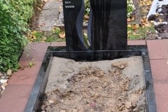 Doerentrup-Einzelgrab-Zweiteiler-poliert-Einfassung-passend-zum-Grabstein-Schrift-vertieft-eingearbeitet