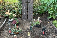 Dortmund-Doppelgrab-Himalaya-Granit-Poliert-Grableuchte-Patina-braun-Einfassung-Himalaya-Granit-poliert