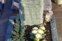 Erwitte-Urnendoppelgrab-Verde-Mare-spaltrauh-Schriftfarbe-anthrazit-Einfassung-Serpentin-gesaegt-bossiert