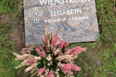Freckenhorst-Urnengrab-in-Barap-Granit-poliert-Schriftart-Fantasie-Schriftfarbe-hellgrau-Ornament-Freckenhorster-Kreuz-vertieft-eingearbeitet