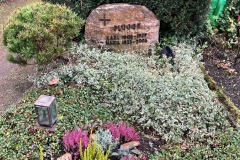 Grabstein-Doppelgrab-Naturbelassen-Bronze-Schrift