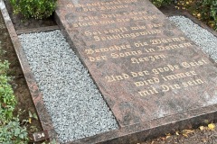 Grabstein-Vertiefeter-Spruch-eingearbeitet-poliert-Einfassung-passend-zum-Grabstein