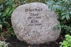 Guetersloh-Doppelgrab-naturbelassen-Schrift-vertieft-eingearbeitet