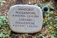 Hoevelhof-Violet-blue-Granit-Flaechen-poliert-Kanten-gesaegt-Doppelgrab-naturbelassen-Schrift-vertieft-eingearbeitet