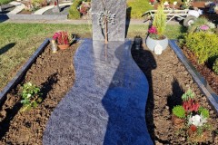Langenberg-Grabmal-Orion-Granit-Poliert-Schriftart-Kursiv-Patina-hellgrau-Lebensbaum-freistehend-aus-Bronze-Grableuchte-Patina-grau-Einfassung-Orion-Granit-Poliert