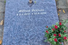 Lippstadt-Urnendoppelgrab-Orion-Granit-Politur-Schriftart-Elegant-Patina-hellgrau-Grableuchte-Patina-braun-Bronze-Engel