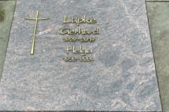Rheda-Urnendoppelgrab-Kreuz-Ornament