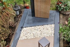 Senden-Urnendoppelgrab-Black-Granit-Woodlad-satiniert-poliert-Schrifttext-eingearbeitet-in-anthrazit-Grableuchte-Patina-hell-dunkel