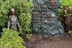 Spexard-Doppelgrab-Serpentin-Felsen-Schrift-Bronze-Bronze-Madonna-und-Bronzekreuz