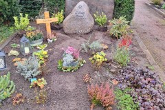 Warendorf-Doppelgrab-Naturbelassen-Ornament-Sonne-mit-Wellen-handwerklich-eingehauen