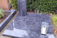 Warendorf-Urnengrab-Violet-blue-Granit-poliert-Grableuchte-Versenkvase