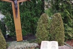 Grabkreuz aus Holz und Sandstein Buch