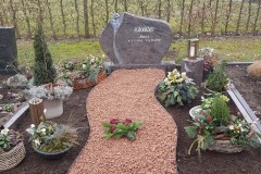 Harsewinkel, Grabstein mit Rose und Taubengravur Grablaterne Bronze