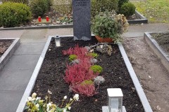 Oelde, Grabstein mit Einfassung Edelstahllaterne Orion Granit
