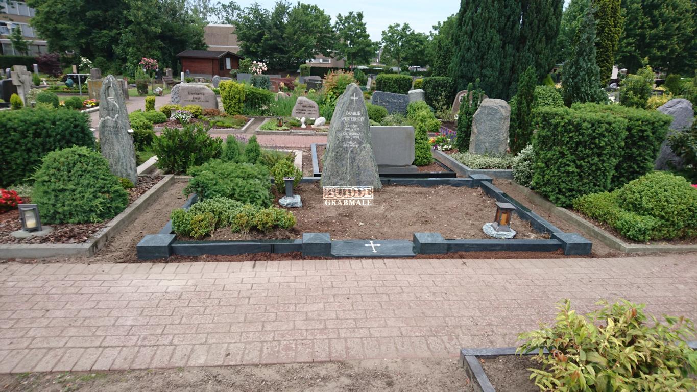 Herzfeld, Grabstein Felsen Serpentin Einfassung