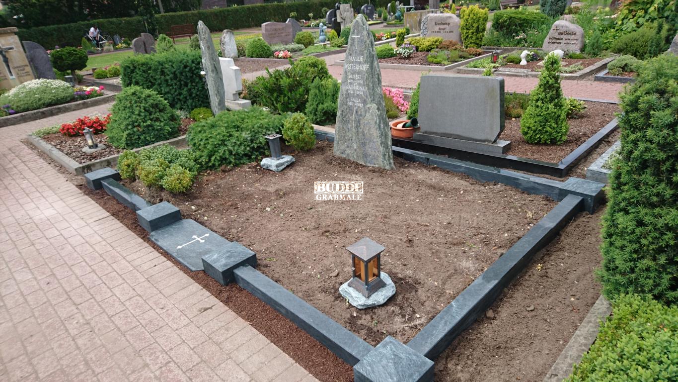 Herzfeld, Grabstein Felsen Serpentin Einfassung Pfeiler