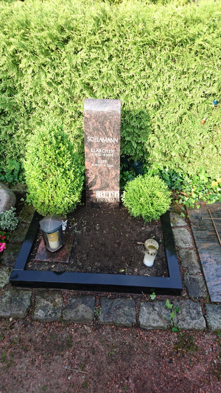 Warendorf, Urnengrabstein mit Einfassung