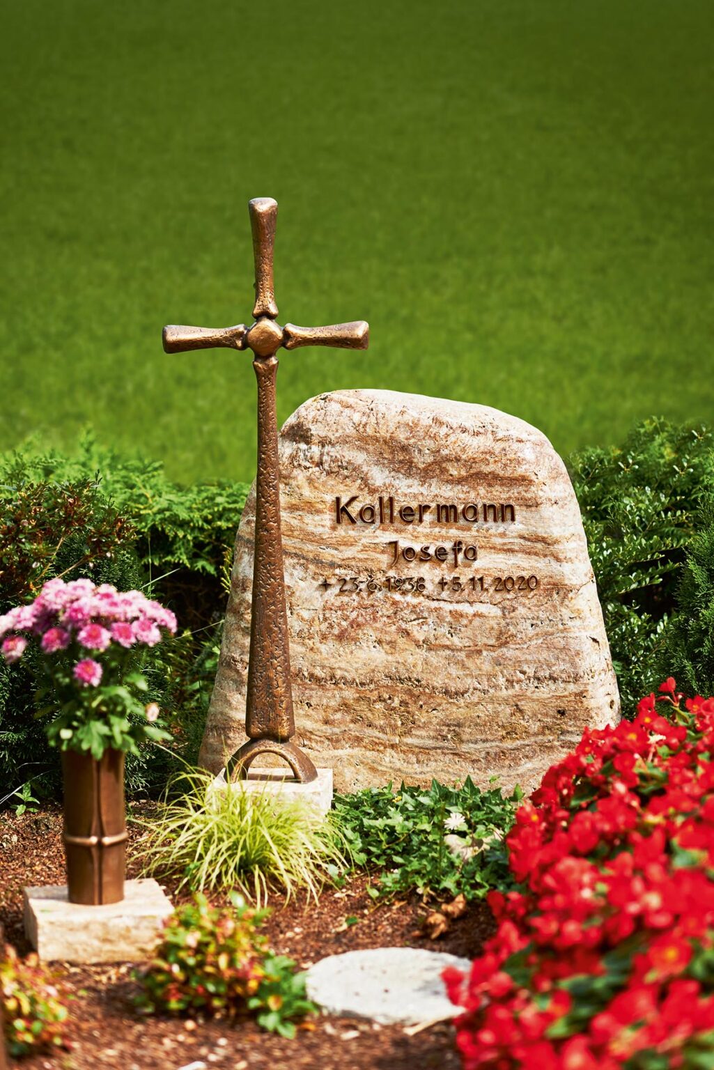 Grabstein Felsen Mit Bronzekreuz Und Bronzeschrift Budde Grabmale grabstein-felsen-mit-bronzekreuz-und-bronzeschrift-budde-grabmale