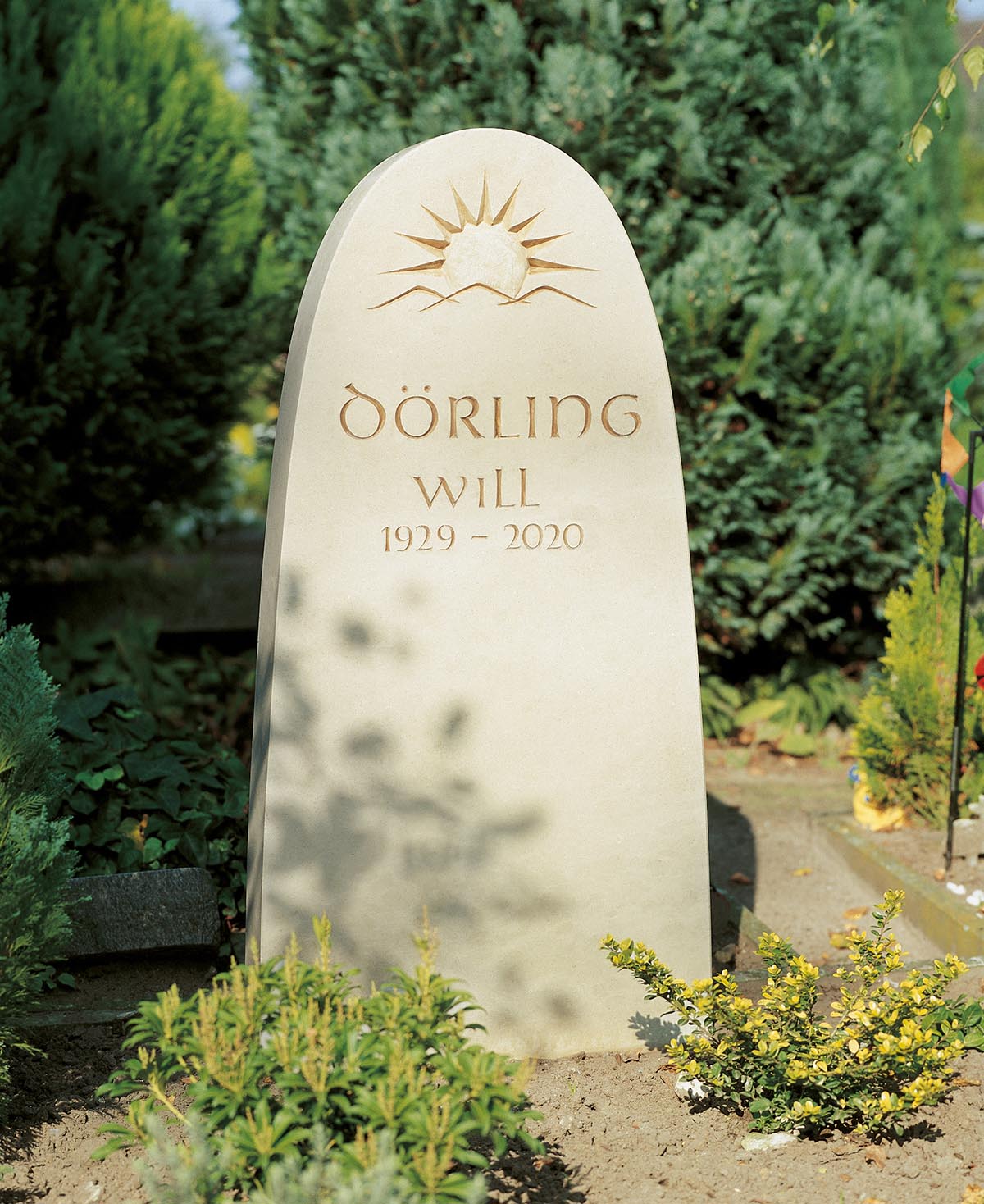 Grabstein, Sandstein, Ornament Sonne mit Bergen - Budde Grabmale
