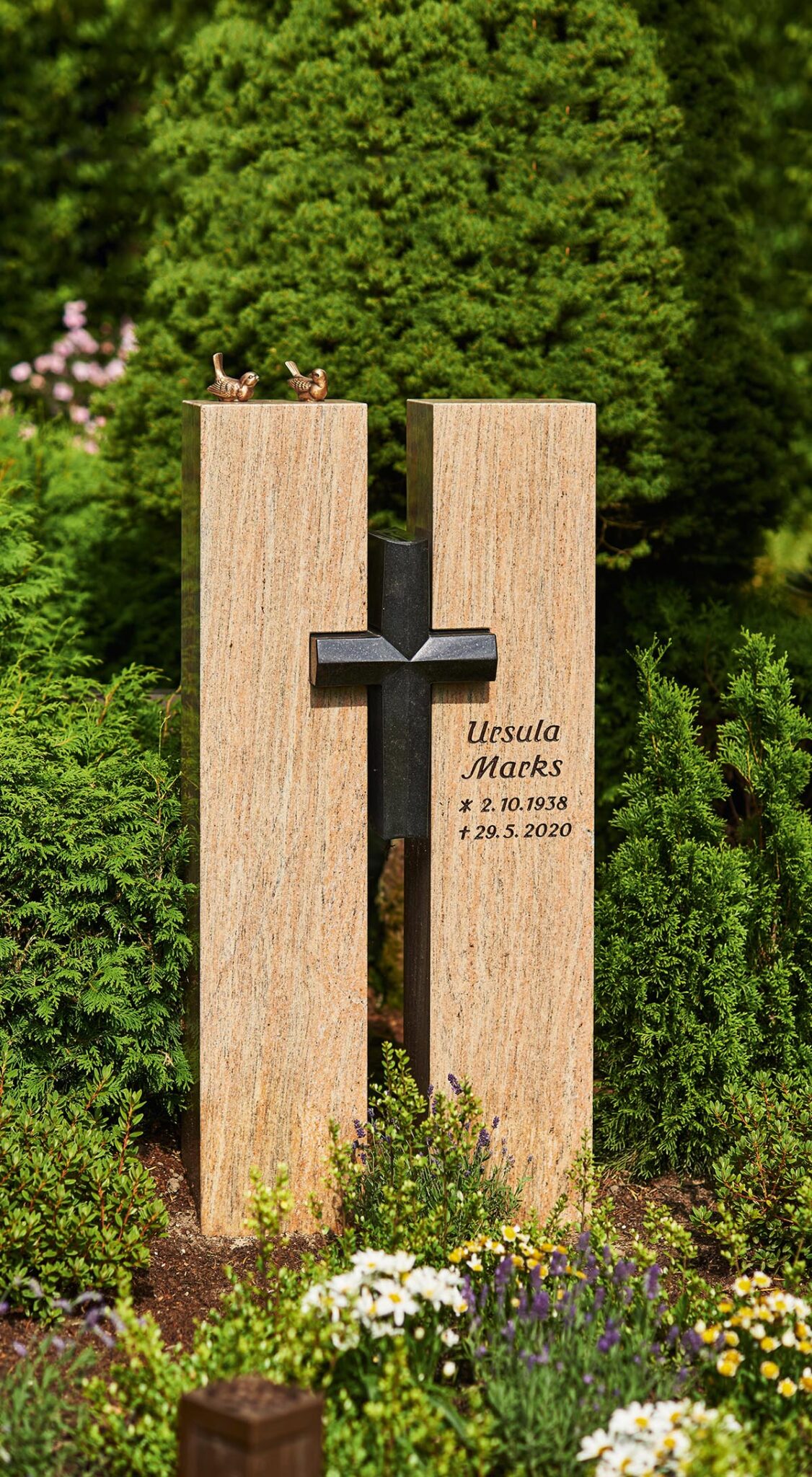grabstein-zweiteilig-mit-kreuz-als-verbindung-budde-grabmale